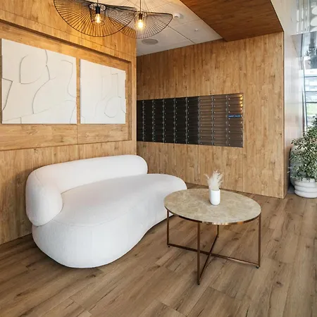 Amber & Wood 5 Min To Old Town Parking River View & Balcony By Uniquerent Lägenhet